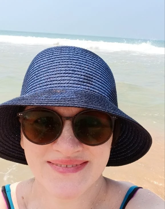 Татьяна в шляпе у моря